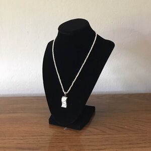Pearl necklace with pearlescent pendant